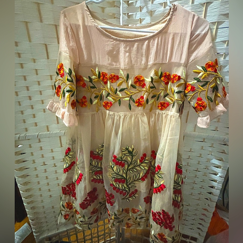 Cute beige dress with roses~ Size M